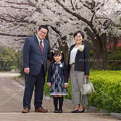 桜のシーズンにご家族撮影。新しい制服にランドセル。ピカピカの一年生。